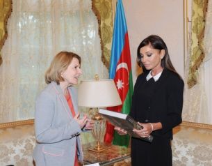 002--m.aliyeva-fransa-versal-sarayi-direktor-gorush.jpg
